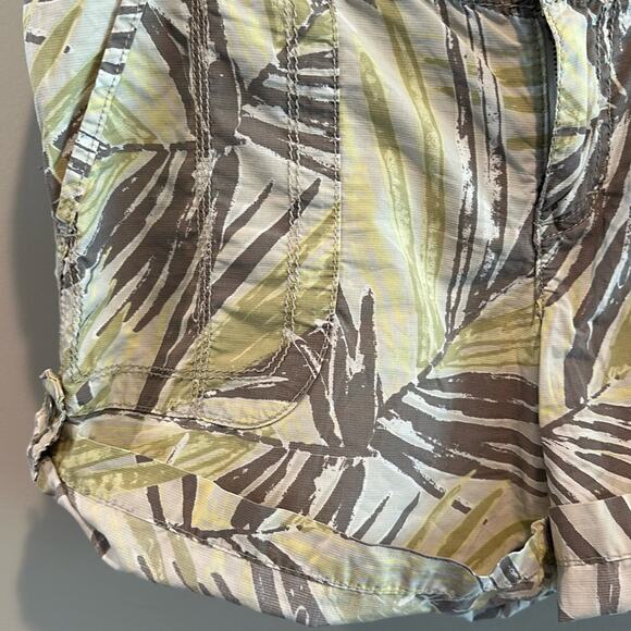 Calvin Klein Jeans Size 8 Tropical Palm Roll Tab Shorts - Picture 4 of 9